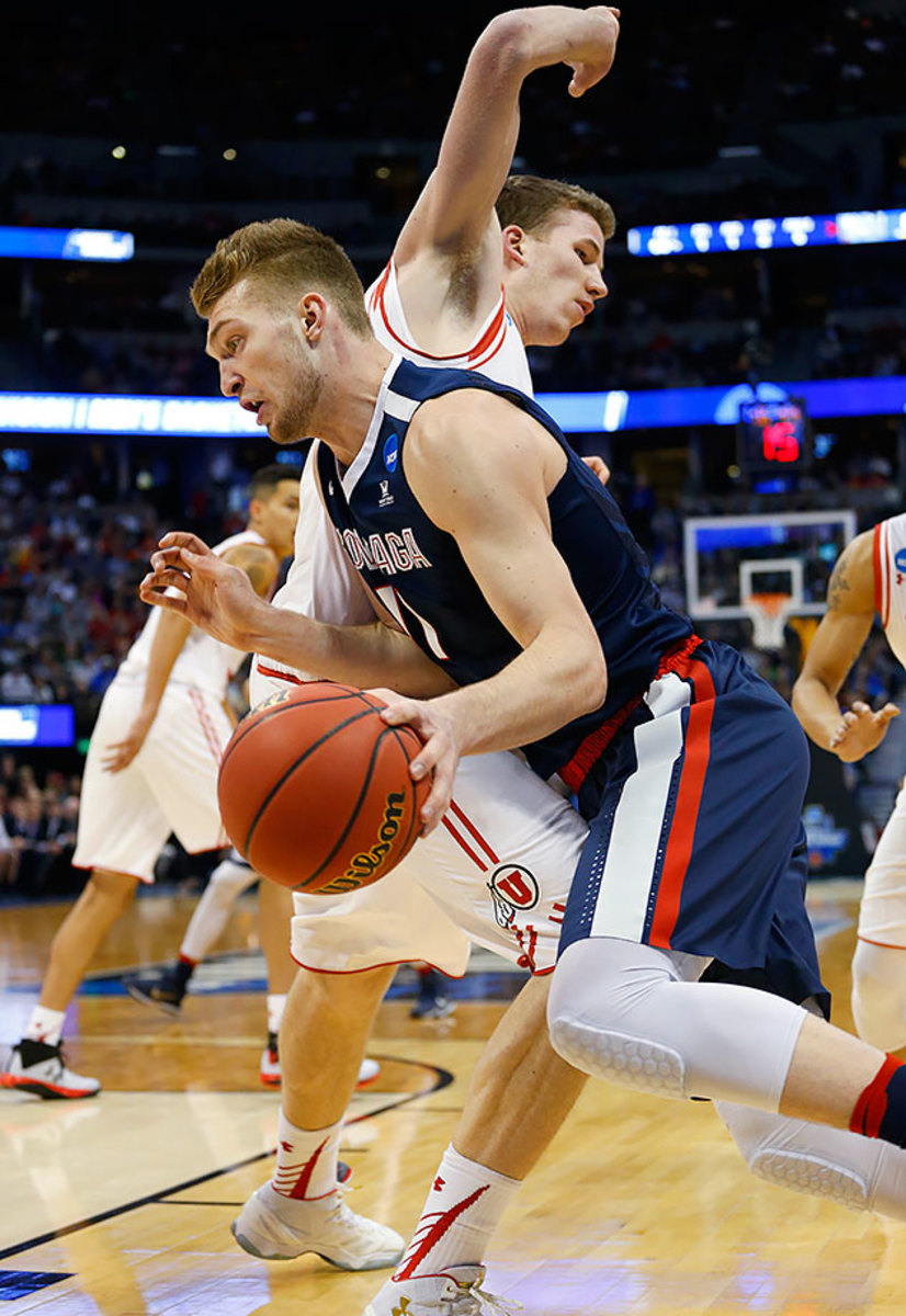 18-Domantas-Sabonis-Jakob-Poeltl.jpg